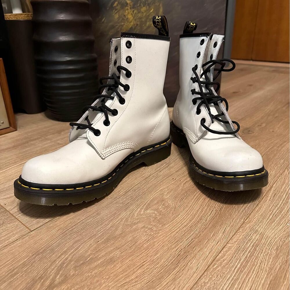 Doc Martens 1460 smooth white leather 8-eye women’s 9 boot